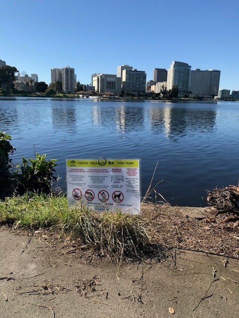 An example of caution signage posted at Lake Merritt, September 2022